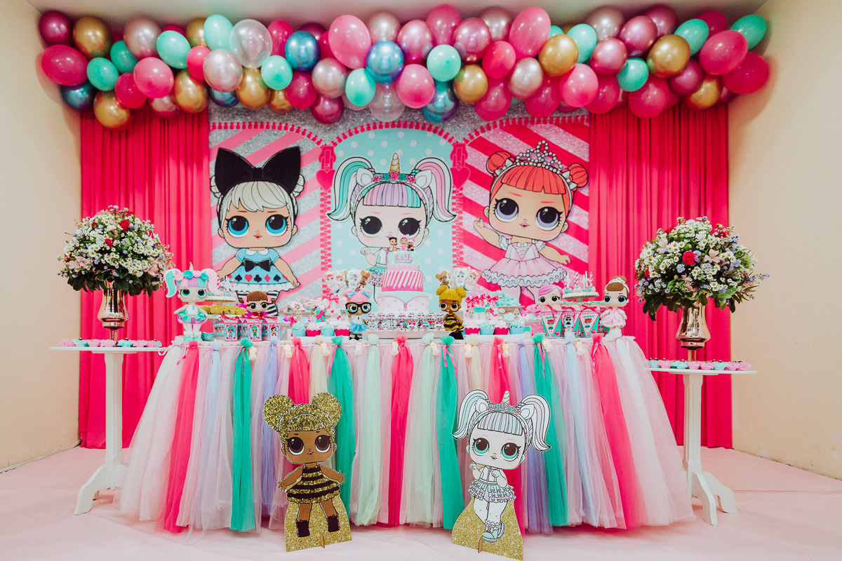 Painel LOL. Aniversário 6 anos Isabela no espaço 10 festas. Decoração Boneca LOL. Fotografia de Eduardo Pasqualini, fotógrafo de casamentos e ensaios em Rio do Sul, Santa Catarina.