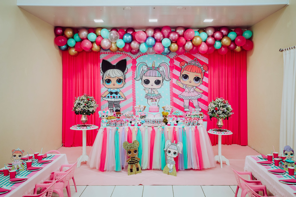 Mesa de doces. Aniversário 6 anos Isabela no espaço 10 festas. Decoração Boneca LOL. Fotografia de Eduardo Pasqualini, fotógrafo de casamentos e ensaios em Rio do Sul, Santa Catarina.