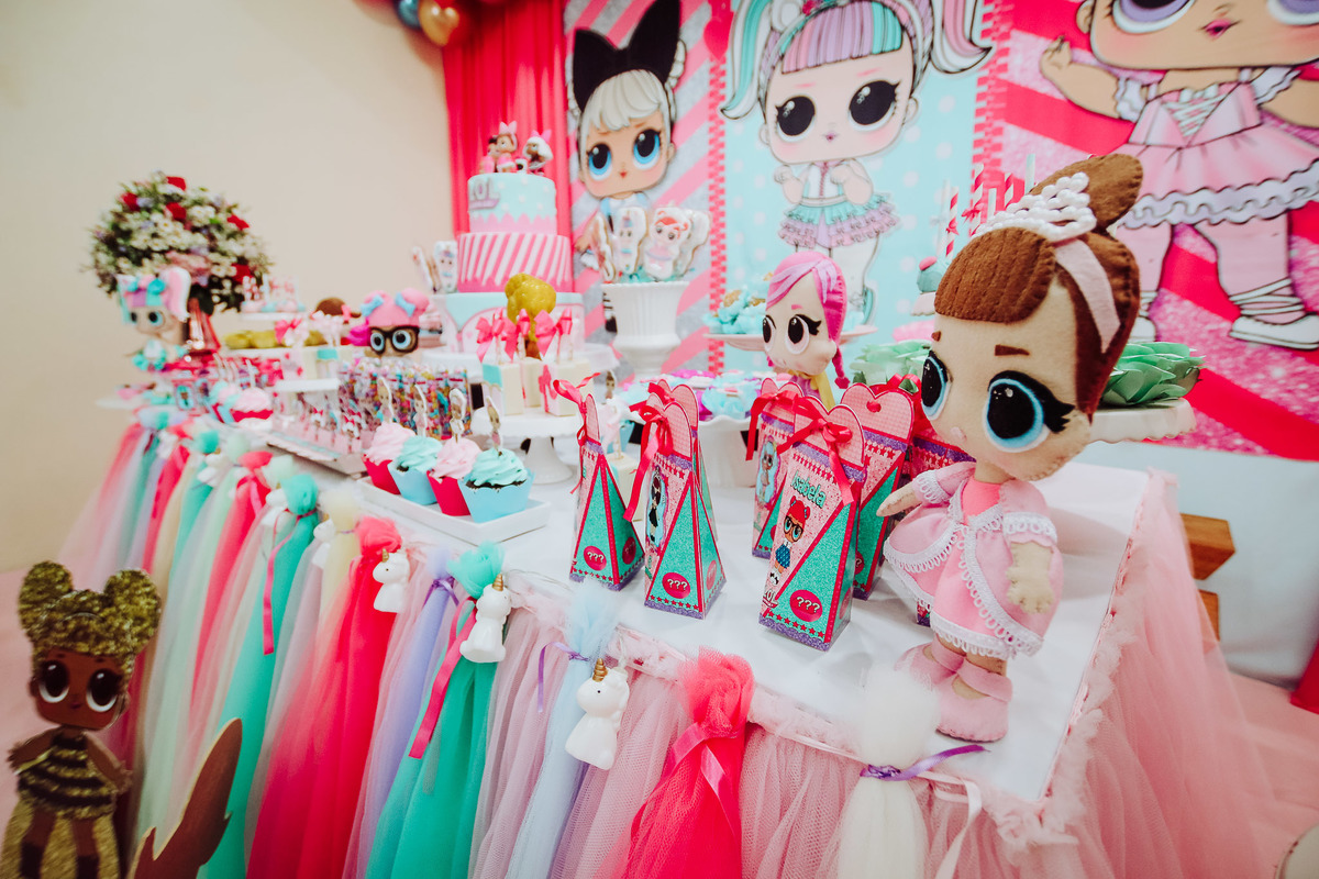 Docinhos LOL. Aniversário 6 anos Isabela no espaço 10 festas. Decoração Boneca LOL. Fotografia de Eduardo Pasqualini, fotógrafo de casamentos e ensaios em Rio do Sul, Santa Catarina.