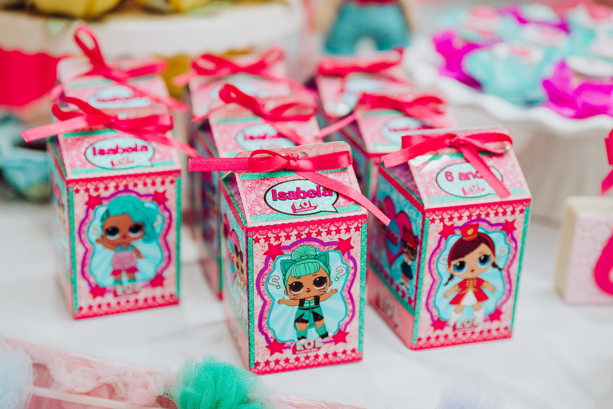 Caixas lembrancinhas LOL. Aniversário 6 anos Isabela no espaço 10 festas. Decoração Boneca LOL. Fotografia de Eduardo Pasqualini, fotógrafo de casamentos e ensaios em Rio do Sul, Santa Catarina.