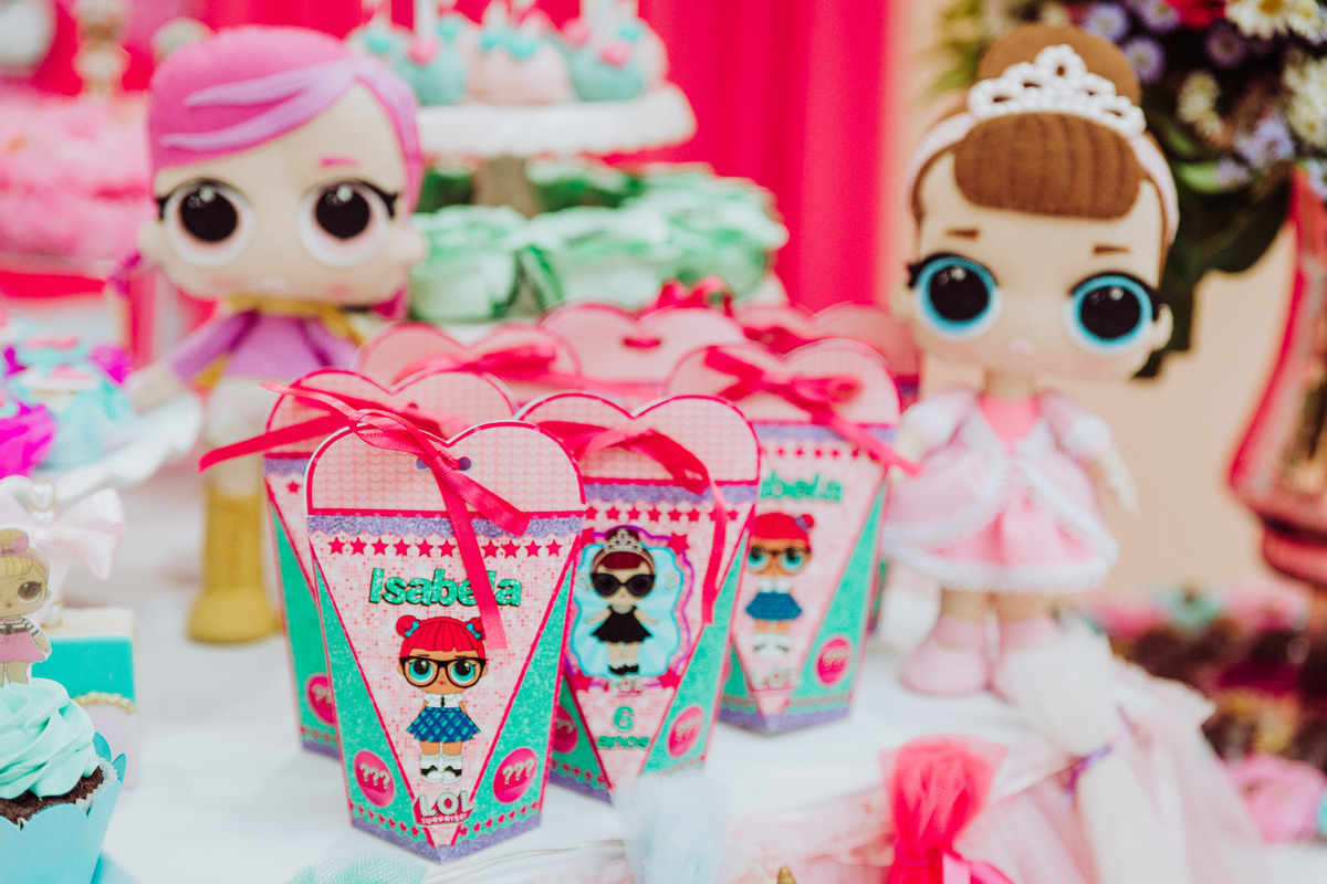 Lindas lembrancinhas LOL. Aniversário 6 anos Isabela no espaço 10 festas. Decoração Boneca LOL. Fotografia de Eduardo Pasqualini, fotógrafo de casamentos e ensaios em Rio do Sul, Santa Catarina.