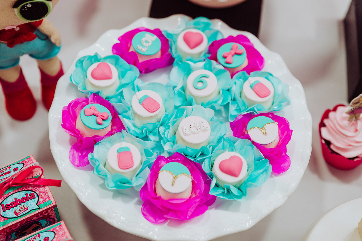 Docinhos de 6 anos Menina. Aniversário 6 anos Isabela no espaço 10 festas. Decoração Boneca LOL. Fotografia de Eduardo Pasqualini, fotógrafo de casamentos e ensaios em Rio do Sul, Santa Catarina.