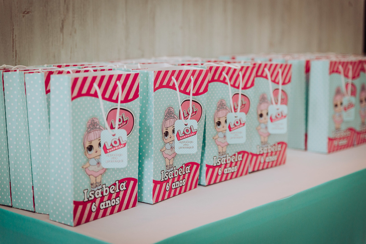 Sacolas LOL. Aniversário 6 anos Isabela no espaço 10 festas. Decoração Boneca LOL. Fotografia de Eduardo Pasqualini, fotógrafo de casamentos e ensaios em Rio do Sul, Santa Catarina.