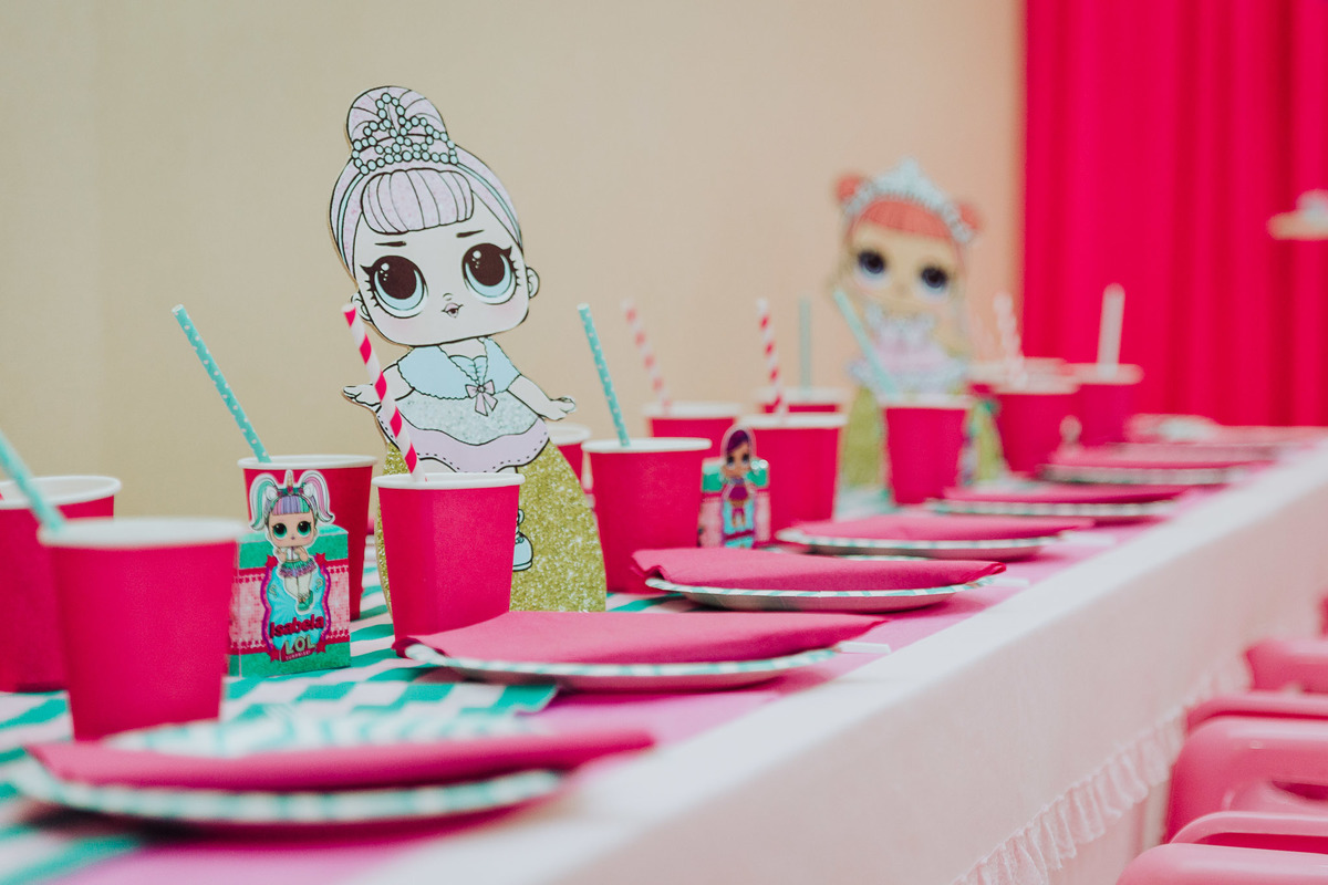 Mesa de lanche LOL. Aniversário 6 anos Isabela no espaço 10 festas. Decoração Boneca LOL. Fotografia de Eduardo Pasqualini, fotógrafo de casamentos e ensaios em Rio do Sul, Santa Catarina.