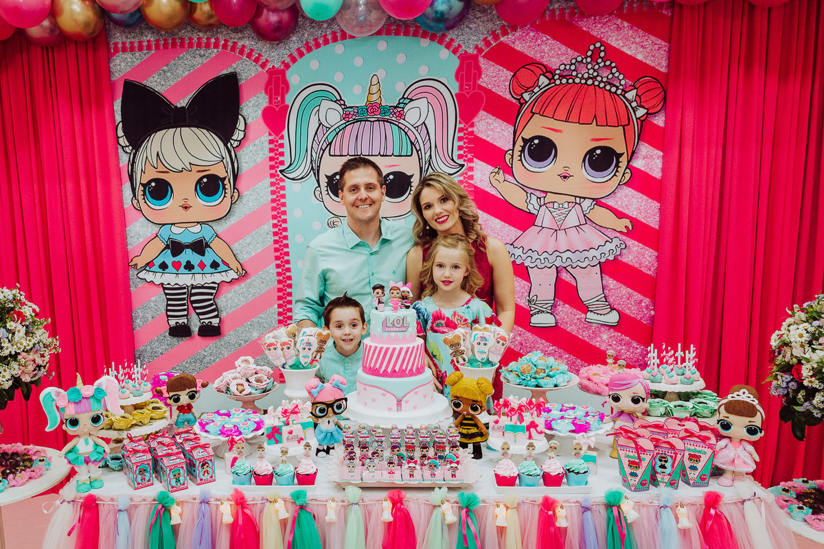 Familia. Aniversário 6 anos Isabela no espaço 10 festas. Decoração Boneca LOL. Fotografia de Eduardo Pasqualini, fotógrafo de casamentos e ensaios em Rio do Sul, Santa Catarina.