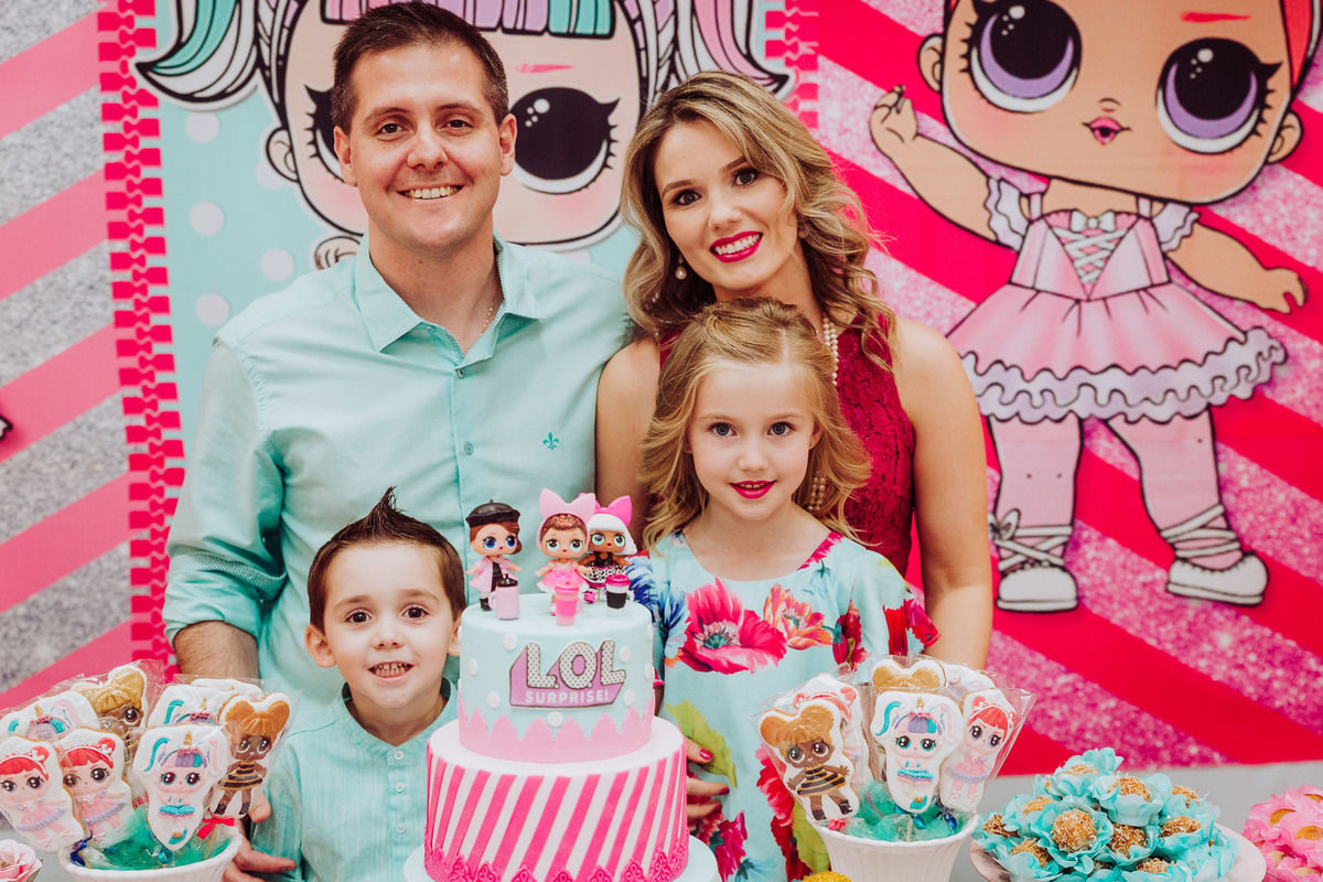 Crianças e pais. Aniversário 6 anos Isabela no espaço 10 festas. Decoração Boneca LOL. Fotografia de Eduardo Pasqualini, fotógrafo de casamentos e ensaios em Rio do Sul, Santa Catarina.