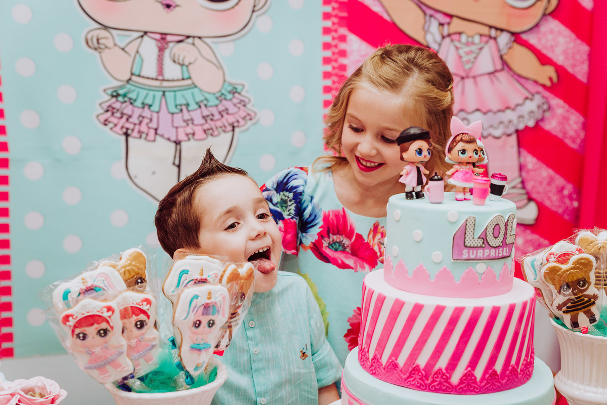 Irmãos. Aniversário 6 anos Isabela no espaço 10 festas. Decoração Boneca LOL. Fotografia de Eduardo Pasqualini, fotógrafo de casamentos e ensaios em Rio do Sul, Santa Catarina.