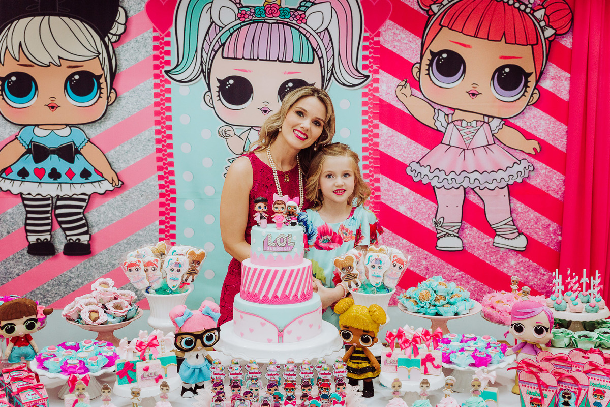 Mãe e aniversariante. Aniversário 6 anos Isabela no espaço 10 festas. Decoração Boneca LOL. Fotografia de Eduardo Pasqualini, fotógrafo de casamentos e ensaios em Rio do Sul, Santa Catarina.