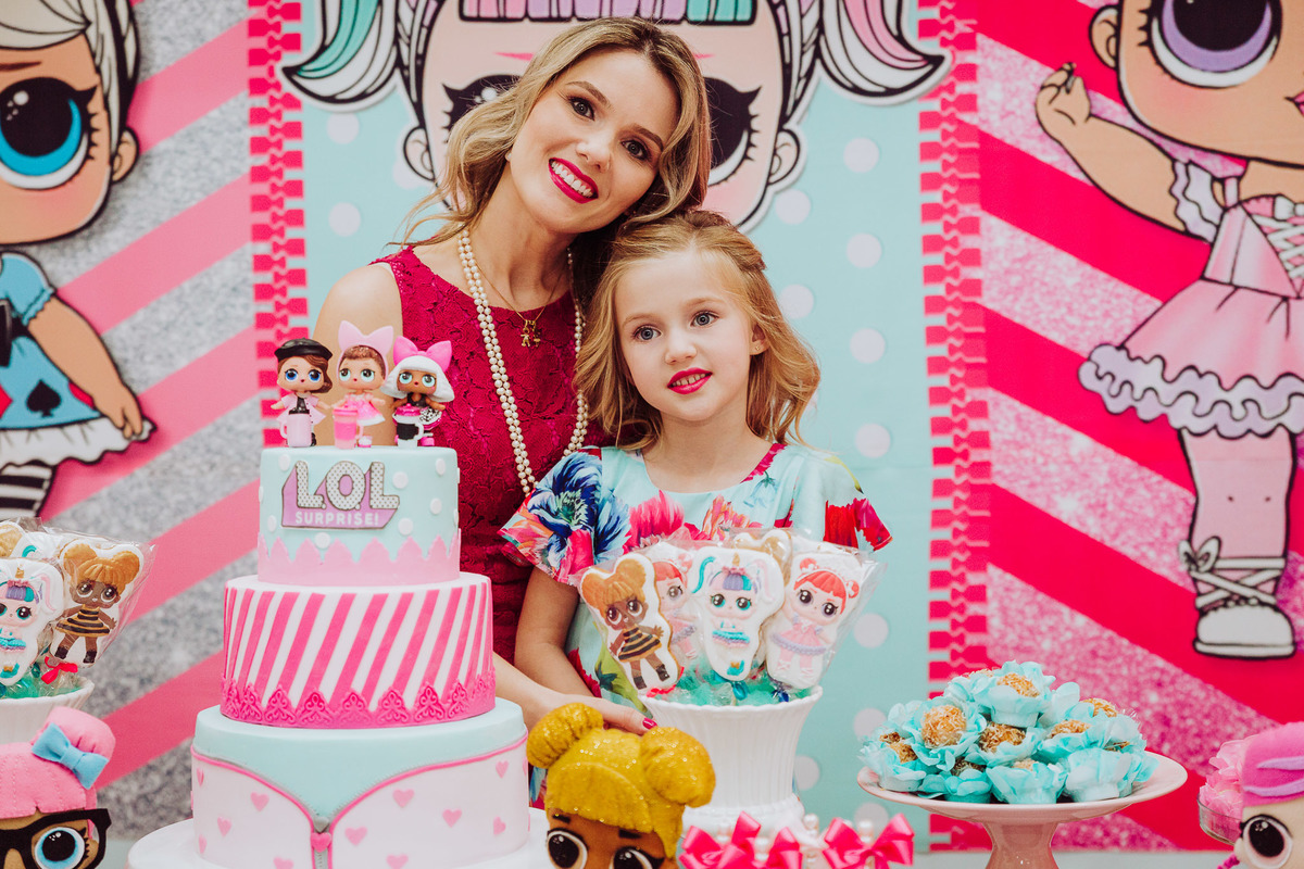Mamãe e aniversariante. Aniversário 6 anos Isabela no espaço 10 festas. Decoração Boneca LOL. Fotografia de Eduardo Pasqualini, fotógrafo de casamentos e ensaios em Rio do Sul, Santa Catarina.