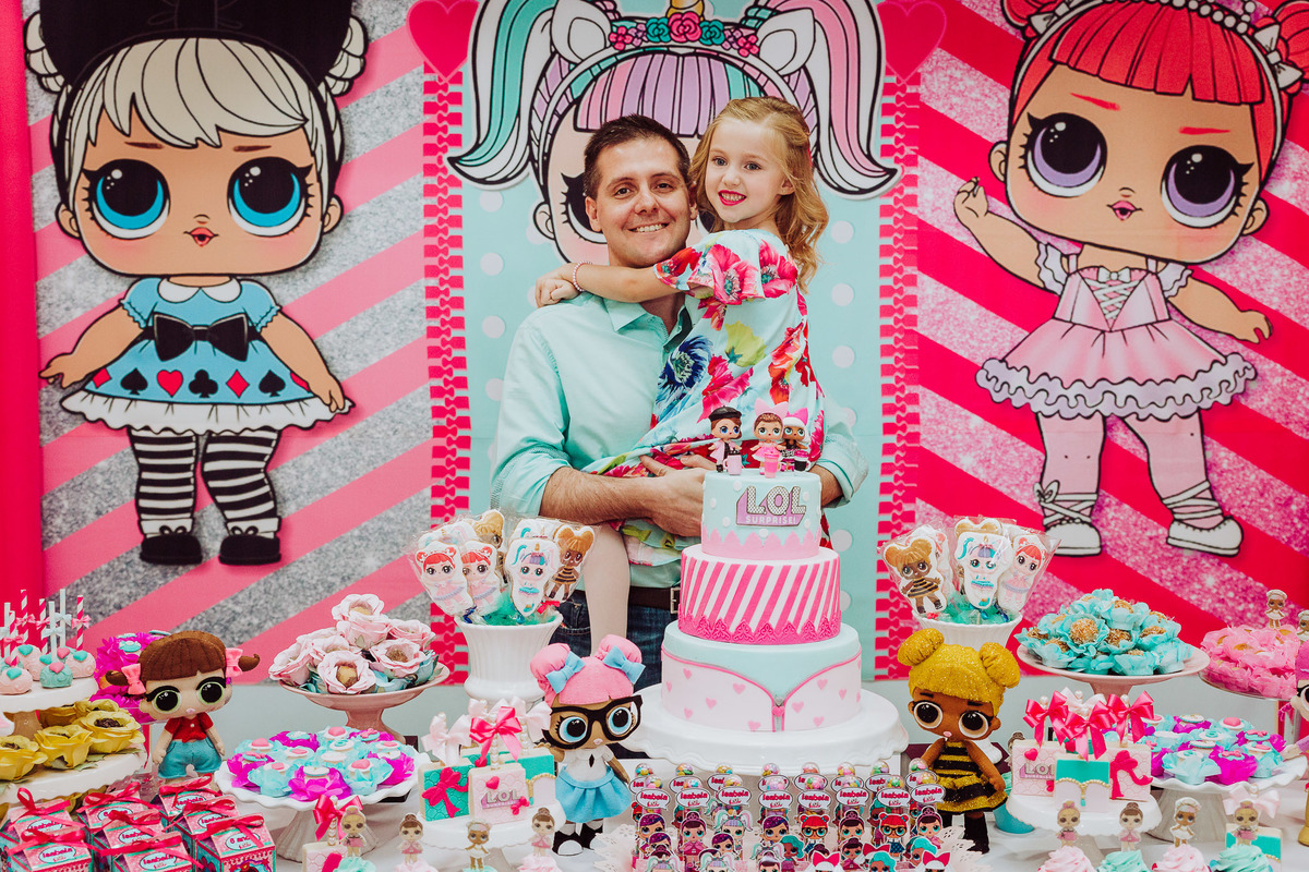 Papai e aniversariante. Aniversário 6 anos Isabela no espaço 10 festas. Decoração Boneca LOL. Fotografia de Eduardo Pasqualini, fotógrafo de casamentos e ensaios em Rio do Sul, Santa Catarina.
