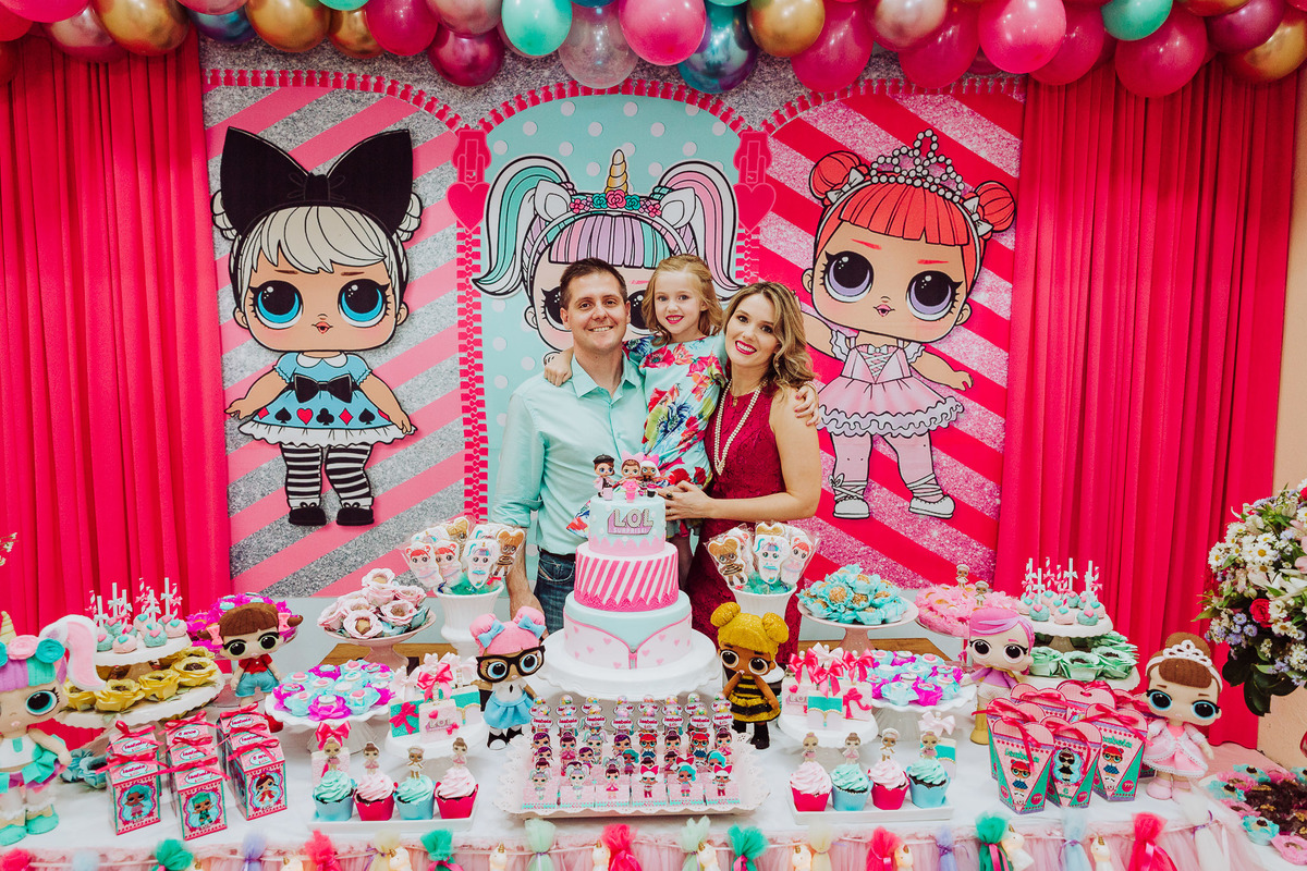 Os pais com a aniversariante. Aniversário 6 anos Isabela no espaço 10 festas. Decoração Boneca LOL. Fotografia de Eduardo Pasqualini, fotógrafo de casamentos e ensaios em Rio do Sul, Santa Catarina.