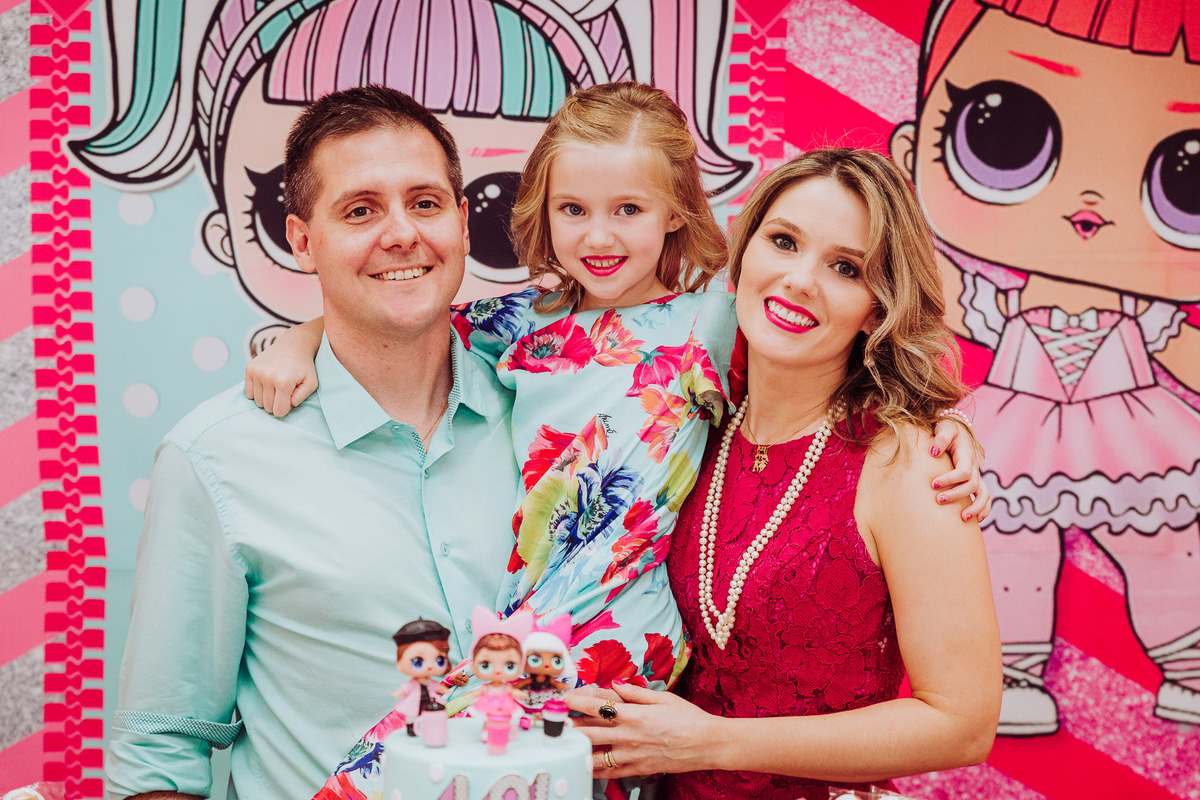Sorrisos da família. Aniversário 6 anos Isabela no espaço 10 festas. Decoração Boneca LOL. Fotografia de Eduardo Pasqualini, fotógrafo de casamentos e ensaios em Rio do Sul, Santa Catarina.