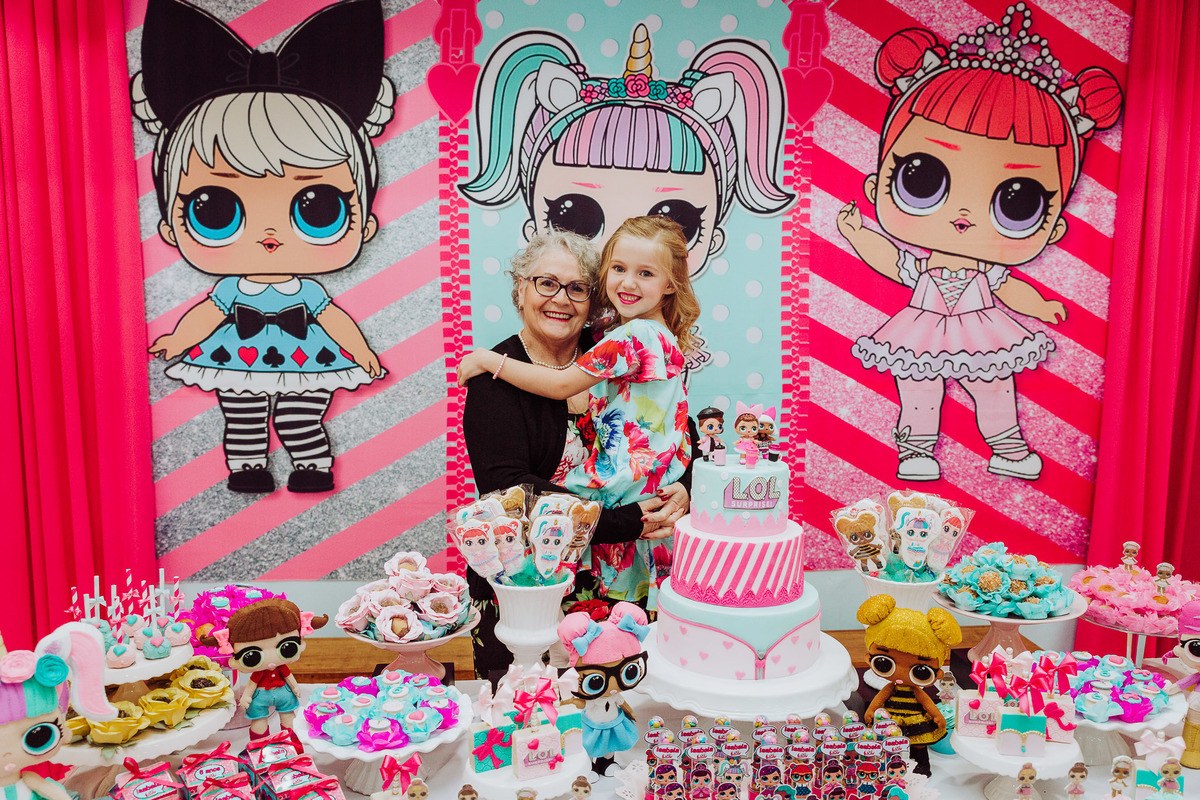 Vovó com a aniversariante. Aniversário 6 anos Isabela no espaço 10 festas. Decoração Boneca LOL. Fotografia de Eduardo Pasqualini, fotógrafo de casamentos e ensaios em Rio do Sul, Santa Catarina.