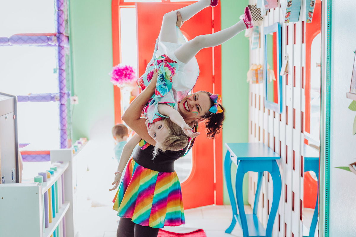 Brincando com a palhaça. Aniversário 6 anos Isabela no espaço 10 festas. Decoração Boneca LOL. Fotografia de Eduardo Pasqualini, fotógrafo de casamentos e ensaios em Rio do Sul, Santa Catarina.