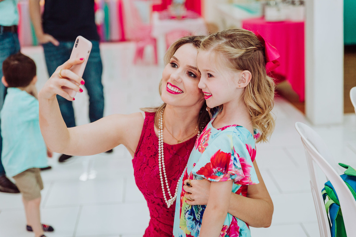 Uma selfie. Aniversário 6 anos Isabela no espaço 10 festas. Decoração Boneca LOL. Fotografia de Eduardo Pasqualini, fotógrafo de casamentos e ensaios em Rio do Sul, Santa Catarina.