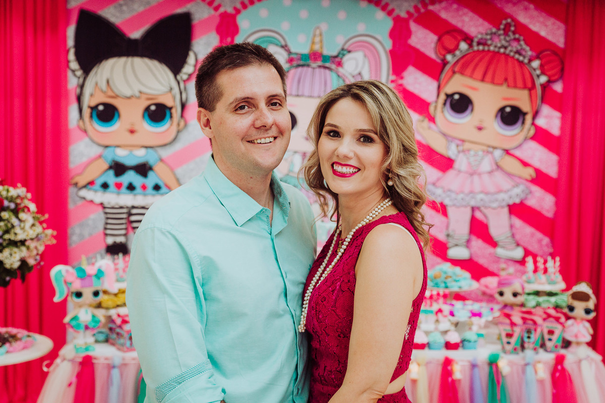 Pais da Isabela. Aniversário 6 anos Isabela no espaço 10 festas. Decoração Boneca LOL. Fotografia de Eduardo Pasqualini, fotógrafo de casamentos e ensaios em Rio do Sul, Santa Catarina.