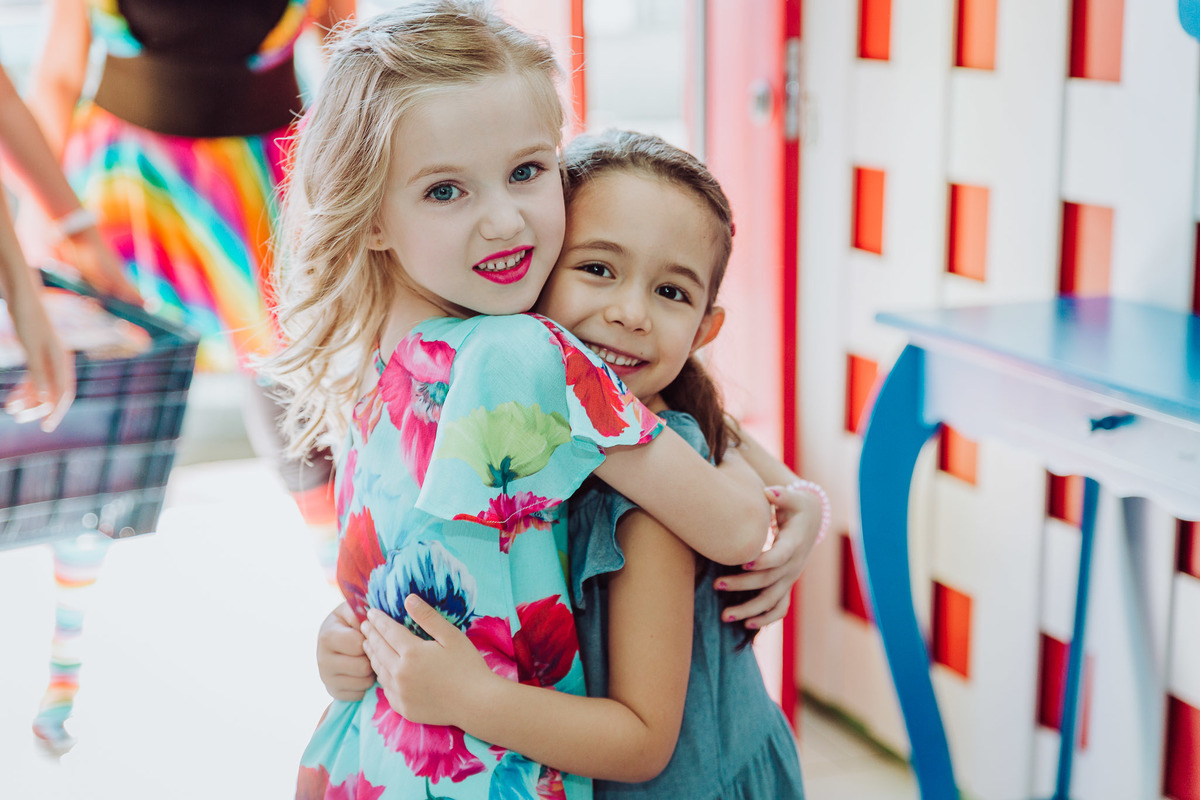 Amiguinha. Aniversário 6 anos Isabela no espaço 10 festas. Decoração Boneca LOL. Fotografia de Eduardo Pasqualini, fotógrafo de casamentos e ensaios em Rio do Sul, Santa Catarina.