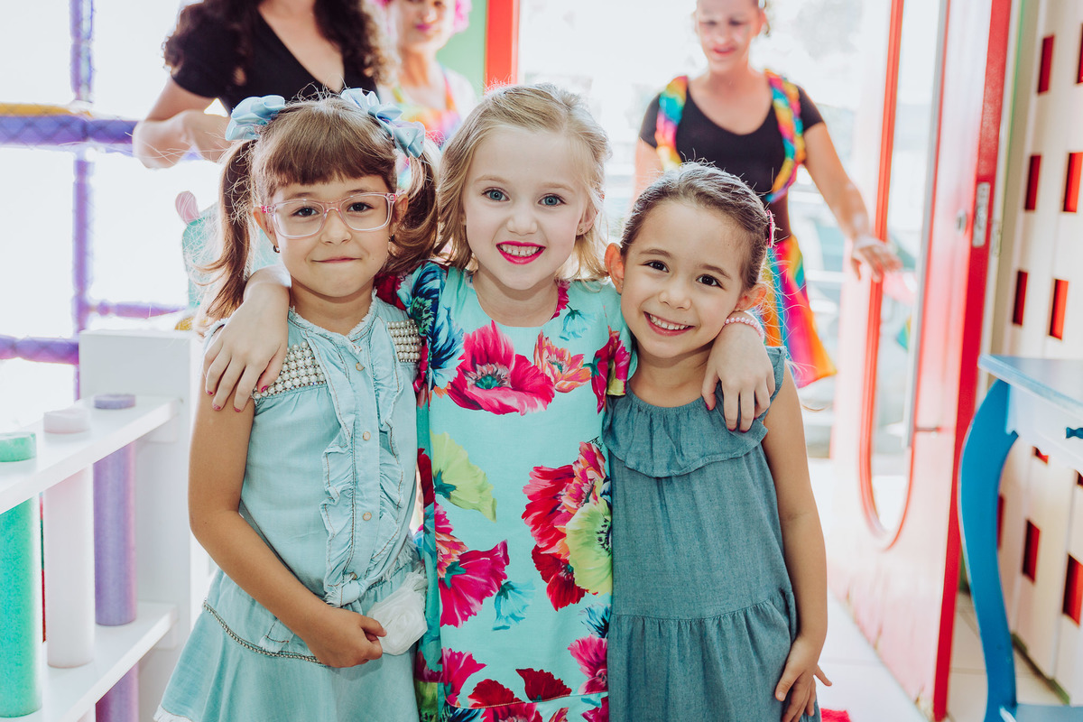 Minhas amigas. Aniversário 6 anos Isabela no espaço 10 festas. Decoração Boneca LOL. Fotografia de Eduardo Pasqualini, fotógrafo de casamentos e ensaios em Rio do Sul, Santa Catarina.