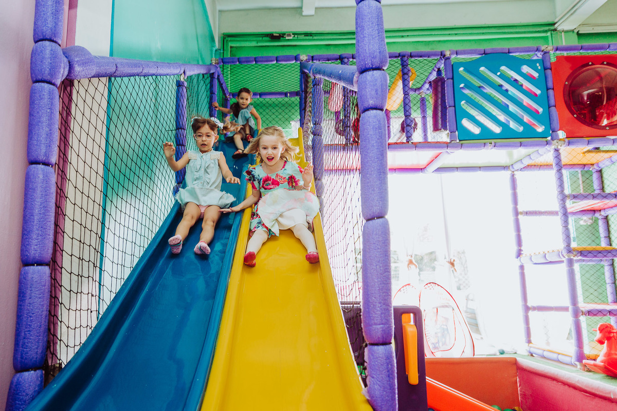 Escorrega. Aniversário 6 anos Isabela no espaço 10 festas. Decoração Boneca LOL. Fotografia de Eduardo Pasqualini, fotógrafo de casamentos e ensaios em Rio do Sul, Santa Catarina.