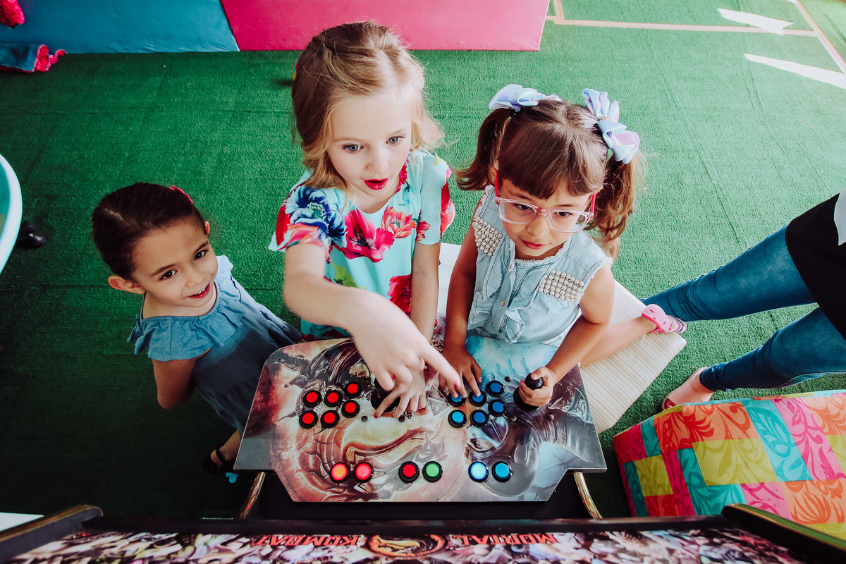 Mortal Kombat. Aniversário 6 anos Isabela no espaço 10 festas. Decoração Boneca LOL. Fotografia de Eduardo Pasqualini, fotógrafo de casamentos e ensaios em Rio do Sul, Santa Catarina.