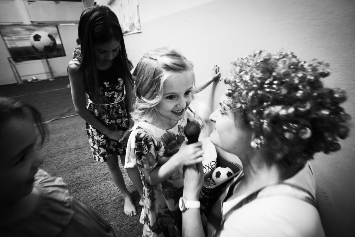 Brincadeira de criança... Aniversário 6 anos Isabela no espaço 10 festas. Decoração Boneca LOL. Fotografia de Eduardo Pasqualini, fotógrafo de casamentos e ensaios em Rio do Sul, Santa Catarina.