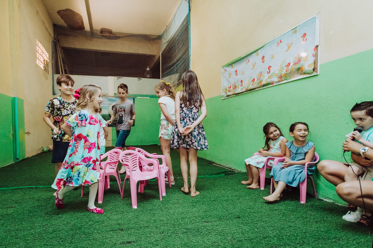 Dança da cadeira. Aniversário 6 anos Isabela no espaço 10 festas. Decoração Boneca LOL. Fotografia de Eduardo Pasqualini, fotógrafo de casamentos e ensaios em Rio do Sul, Santa Catarina.
