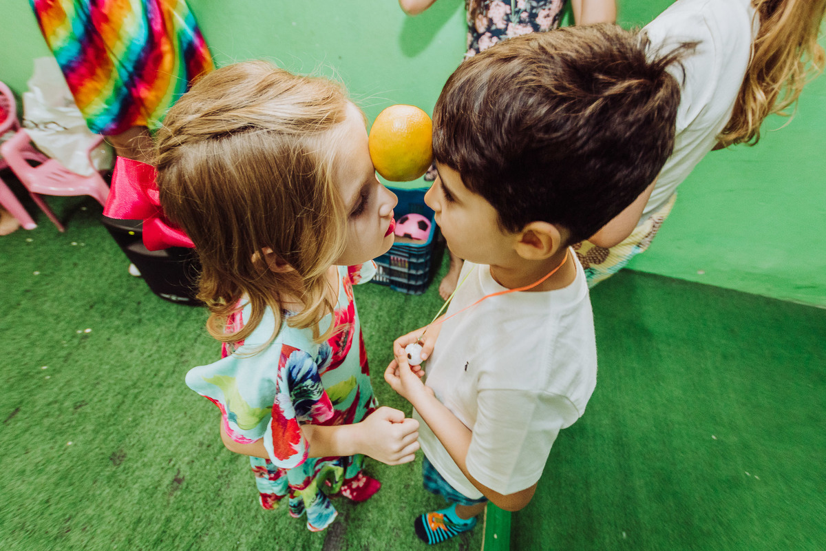 Brincadeira da laranja. Aniversário 6 anos Isabela no espaço 10 festas. Decoração Boneca LOL. Fotografia de Eduardo Pasqualini, fotógrafo de casamentos e ensaios em Rio do Sul, Santa Catarina.