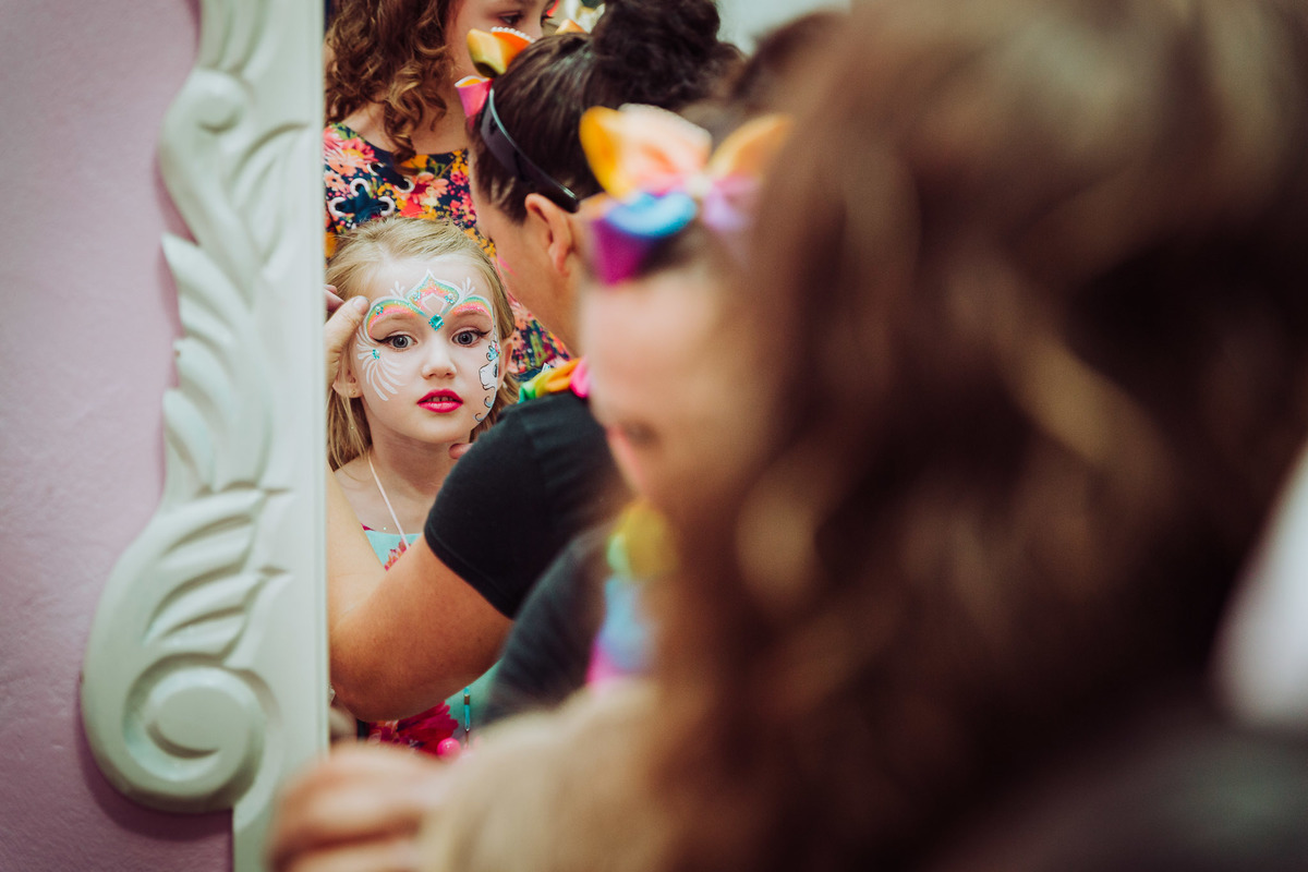 Maquiagem artística em criança. Aniversário 6 anos Isabela no espaço 10 festas. Decoração Boneca LOL. Fotografia de Eduardo Pasqualini, fotógrafo de casamentos e ensaios em Rio do Sul, Santa Catarina.