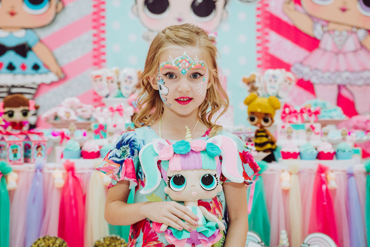 Linda aniversariante. Aniversário 6 anos Isabela no espaço 10 festas. Decoração Boneca LOL. Fotografia de Eduardo Pasqualini, fotógrafo de casamentos e ensaios em Rio do Sul, Santa Catarina.