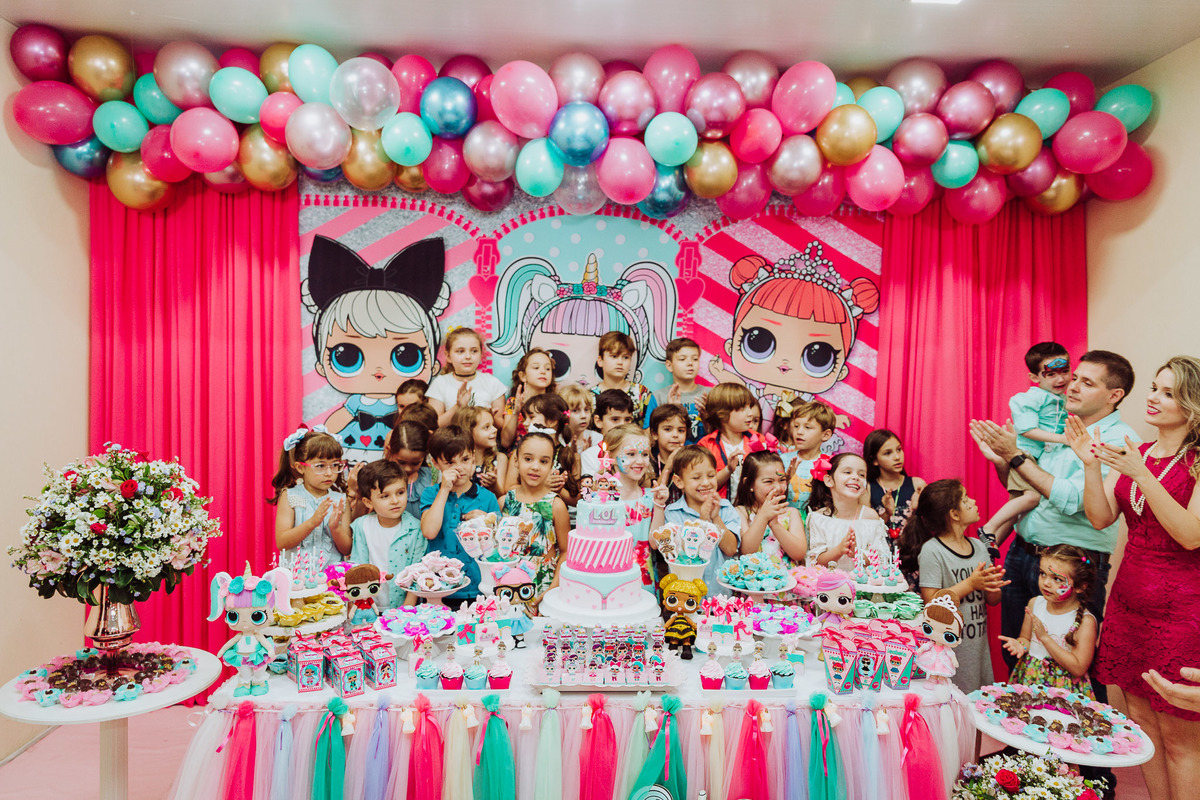 Vamos cantar os parabéns a você. Aniversário 6 anos Isabela no espaço 10 festas. Decoração Boneca LOL. Fotografia de Eduardo Pasqualini, fotógrafo de casamentos e ensaios em Rio do Sul, Santa Catarina.