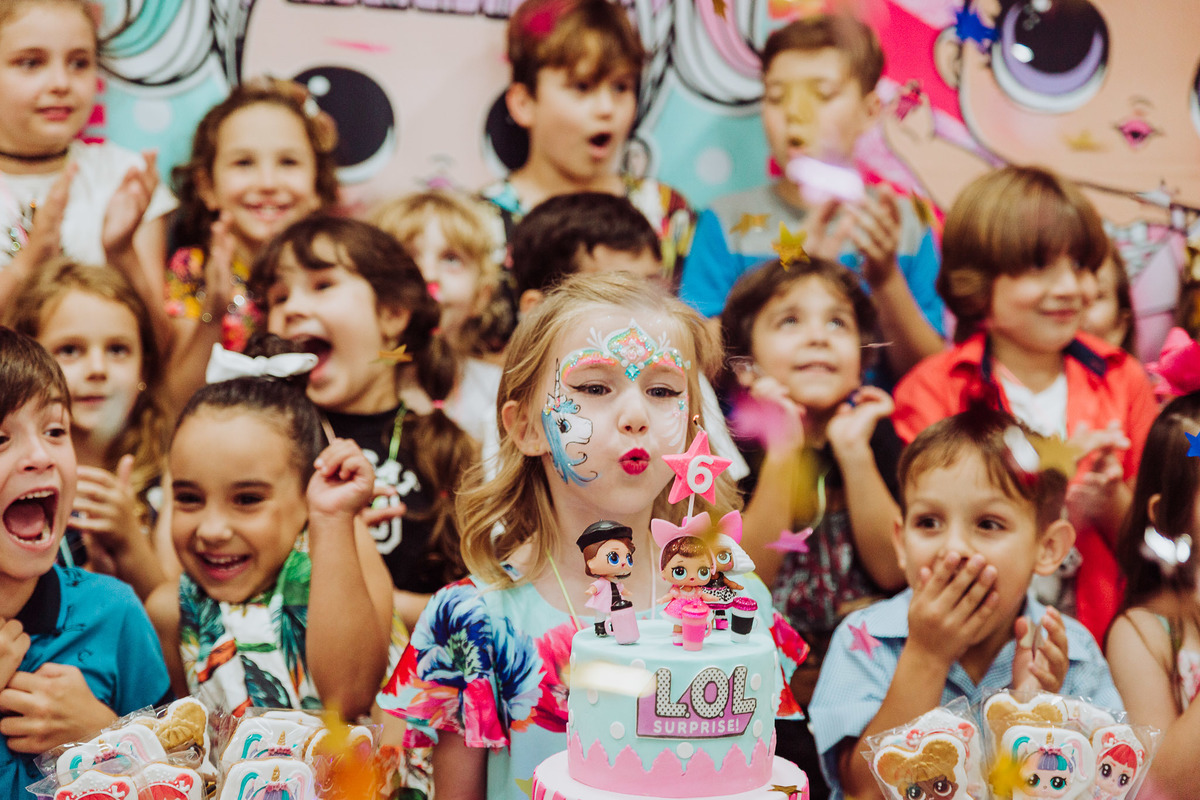 Sobrando as velinhas. Aniversário 6 anos Isabela no espaço 10 festas. Decoração Boneca LOL. Fotografia de Eduardo Pasqualini, fotógrafo de casamentos e ensaios em Rio do Sul, Santa Catarina.