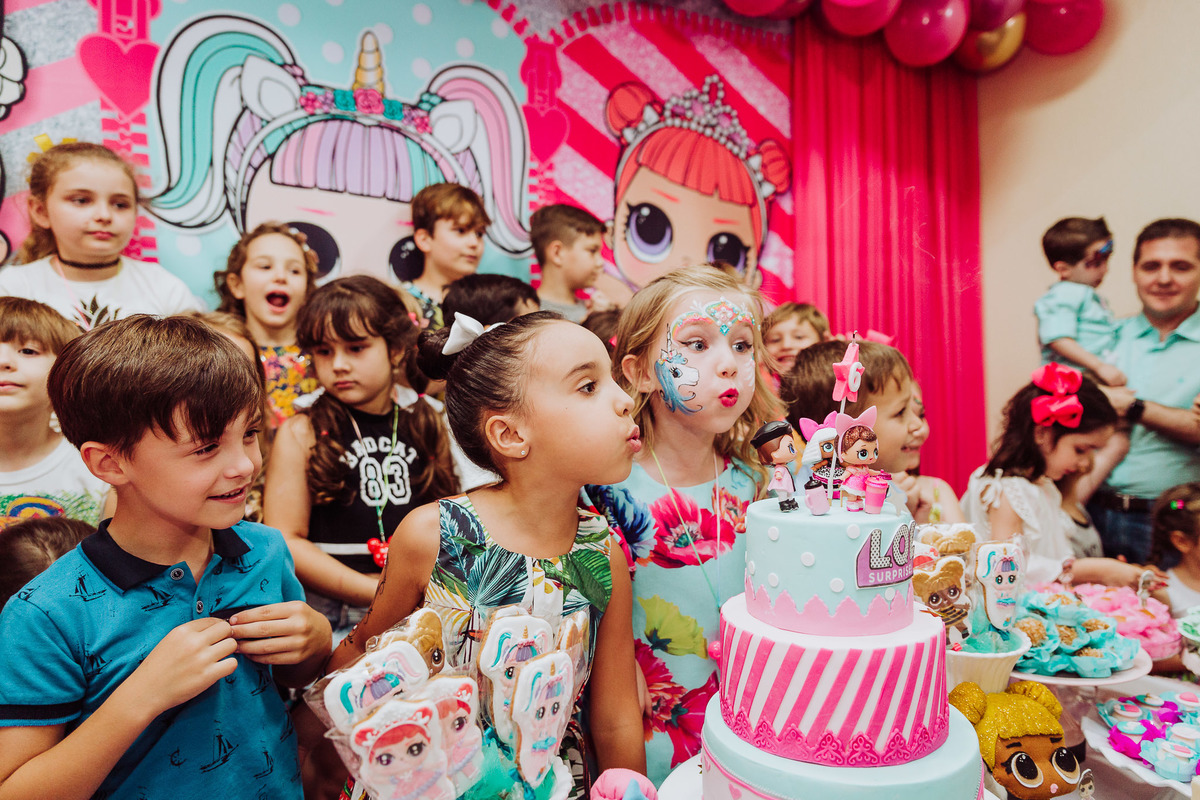 Apagando as velinhas. Aniversário 6 anos Isabela no espaço 10 festas. Decoração Boneca LOL. Fotografia de Eduardo Pasqualini, fotógrafo de casamentos e ensaios em Rio do Sul, Santa Catarina.