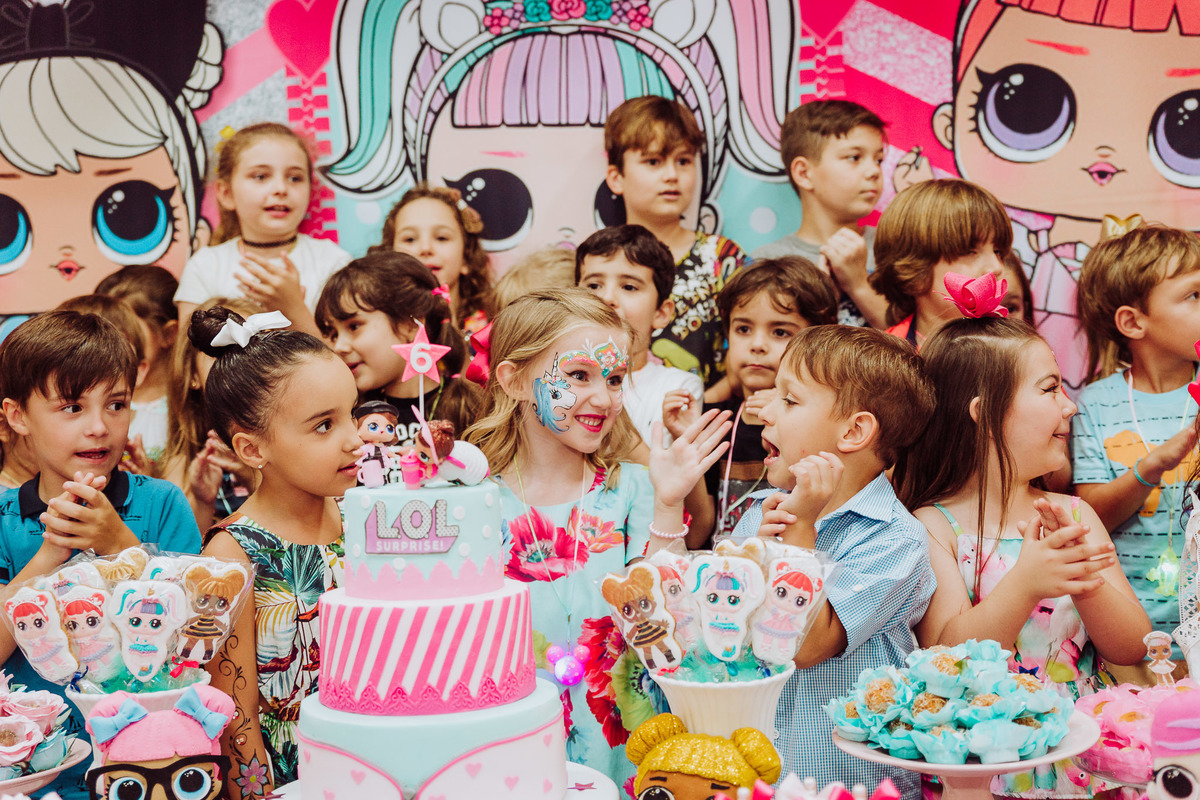 Sorrisão da aniversariante. Aniversário 6 anos Isabela no espaço 10 festas. Decoração Boneca LOL. Fotografia de Eduardo Pasqualini, fotógrafo de casamentos e ensaios em Rio do Sul, Santa Catarina.