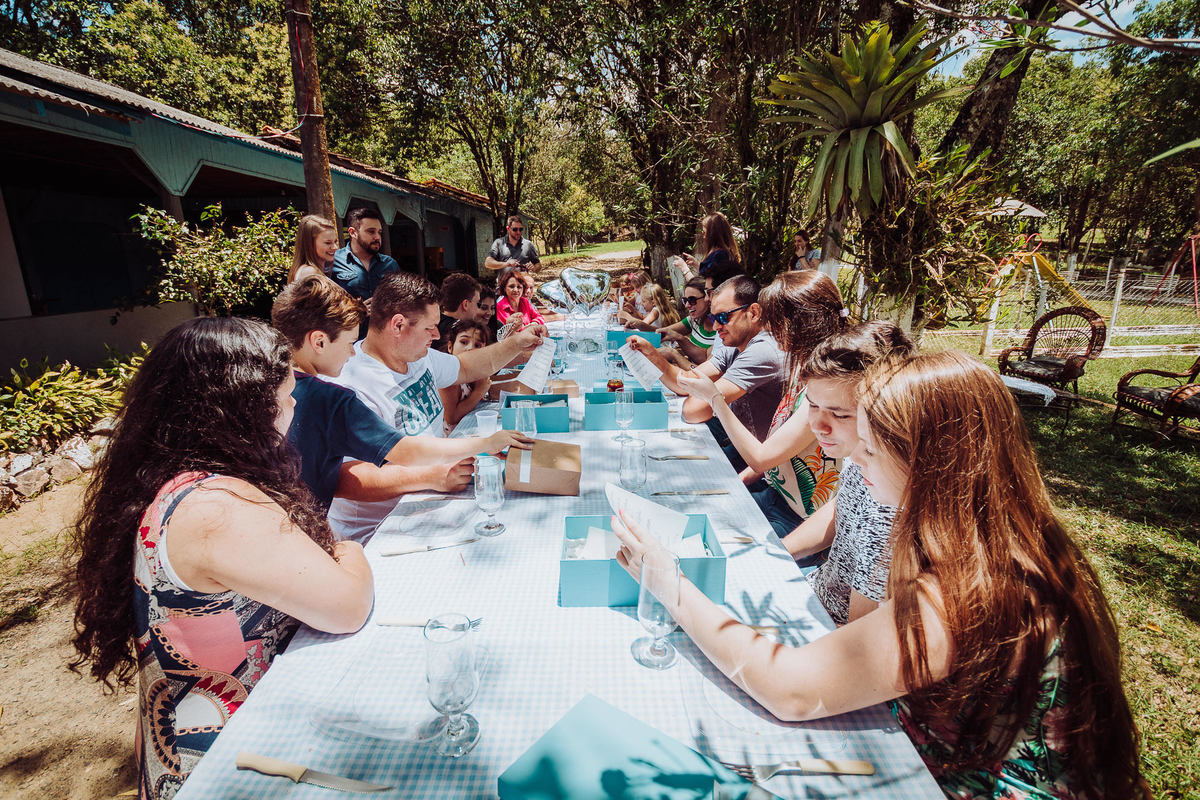 Abrindo a caixa dos padrinhos. Pre-Casamento Larissa e Eduardo. Fotografia de Eduardo Pasqualini, fotógrafo de casamentos e ensaios em Rio do Sul, Santa Catarina.