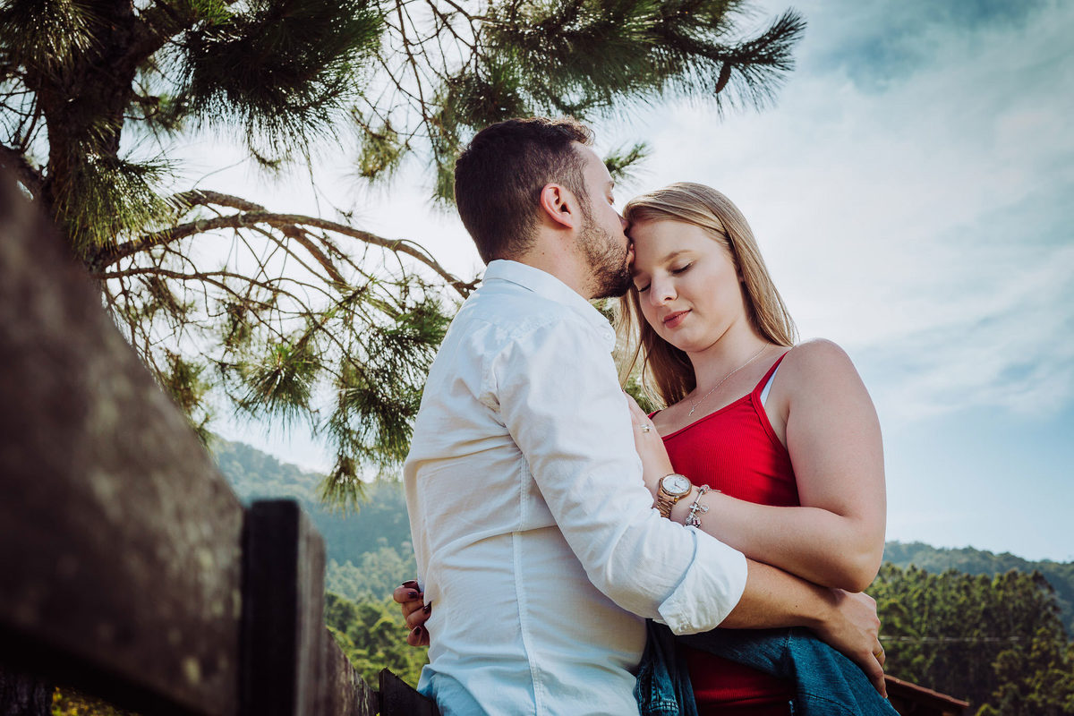 Beijinho na testa. Pre-Casamento Larissa e Eduardo. Fotografia de Eduardo Pasqualini, fotógrafo de casamentos e ensaios em Rio do Sul, Santa Catarina.