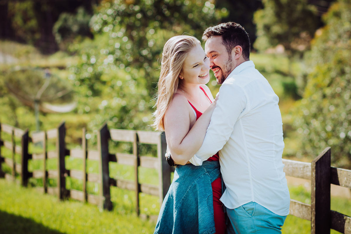 Esses sorrisos verdadeiros... Pre-Casamento Larissa e Eduardo. Fotografia de Eduardo Pasqualini, fotógrafo de casamentos e ensaios em Rio do Sul, Santa Catarina.