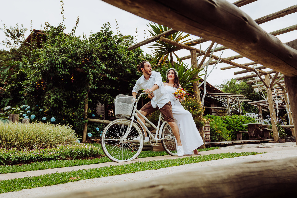 Vamos de bicicletinha para o casamento. Pre-Casamento Carla Mariane e Tiago. Sítio Pontal das Águas, Albertina. Fotografia de Eduardo Pasqualini, fotógrafo de casamentos e ensaios em Rio do Sul, Santa Catarina.