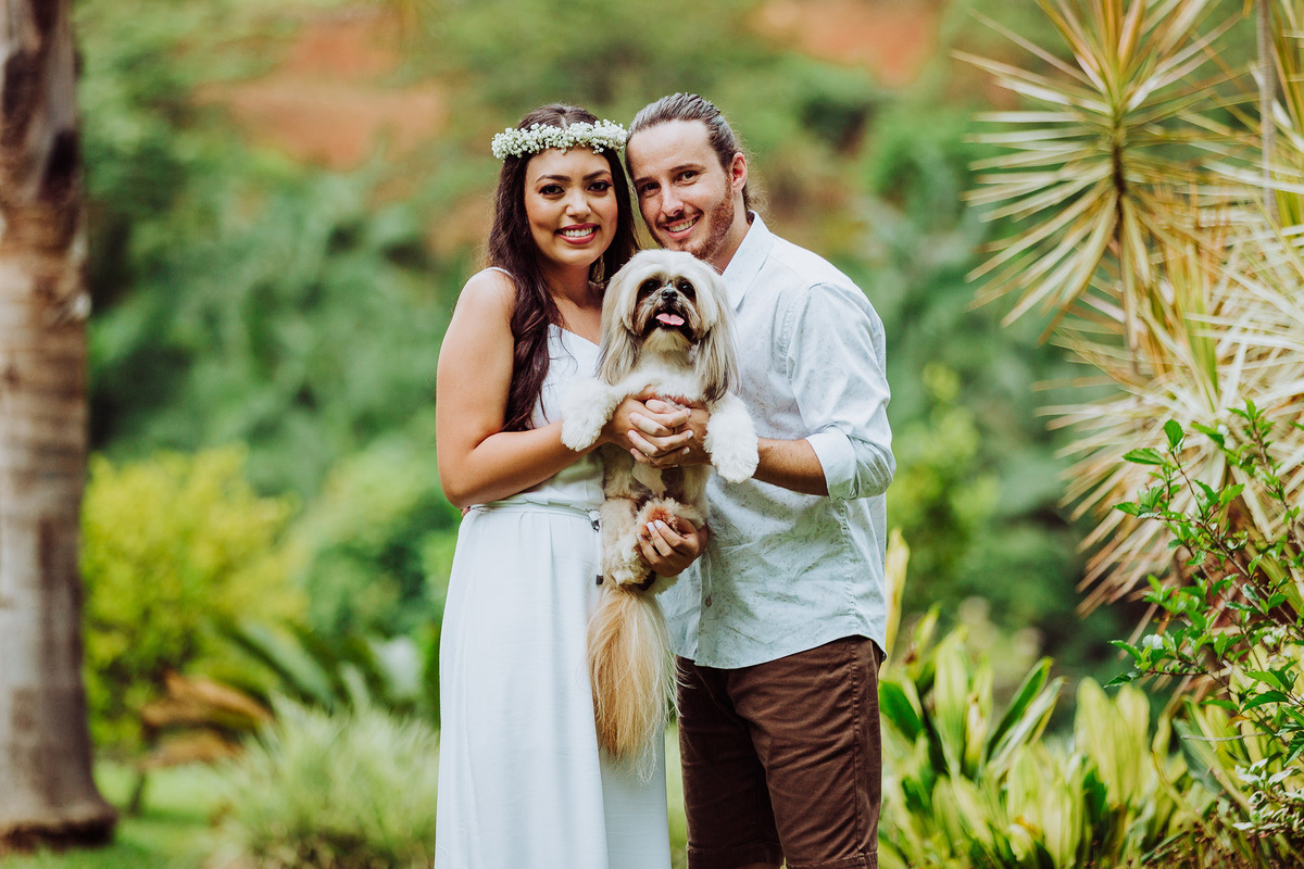 Lindo cachorrinho com noivos. Pre-Casamento Carla Mariane e Tiago. Sítio Pontal das Águas, Albertina. Fotografia de Eduardo Pasqualini, fotógrafo de casamentos e ensaios em Rio do Sul, Santa Catarina.