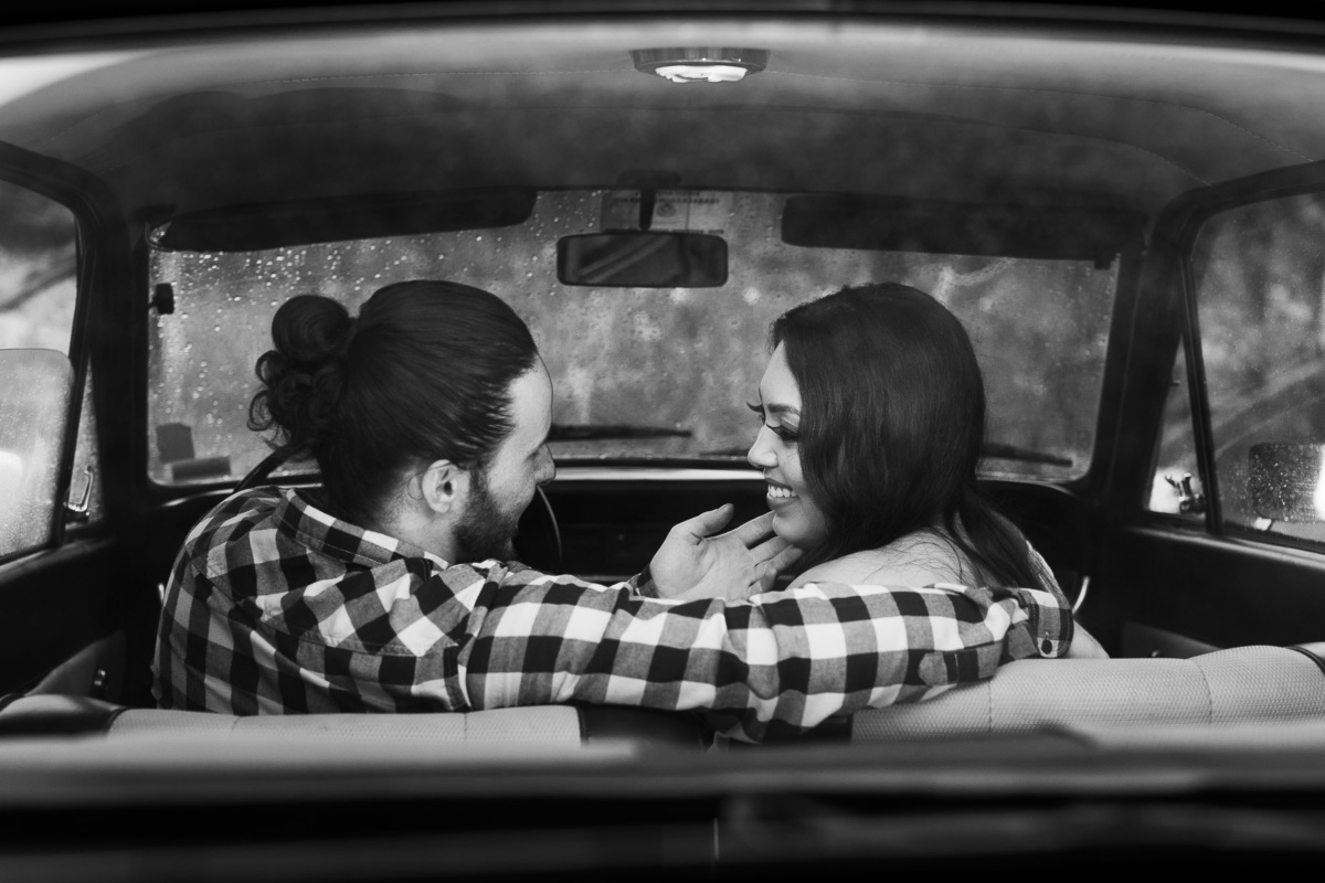 Sempre tem um carro na história. Pre-Casamento Carla Mariane e Tiago. Sítio Pontal das Águas, Albertina. Fotografia de Eduardo Pasqualini, fotógrafo de casamentos e ensaios em Rio do Sul, Santa Catarina.