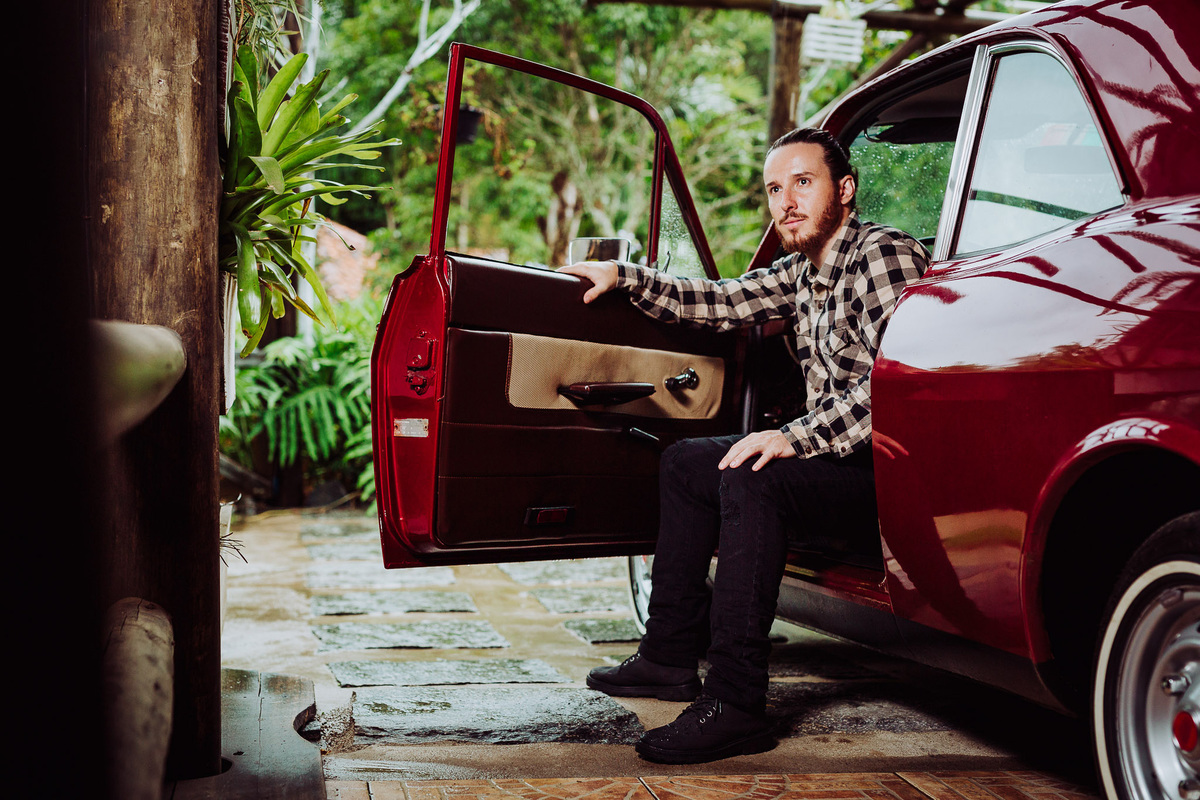 Retrato do noivo. Pre-Casamento Carla Mariane e Tiago. Sítio Pontal das Águas, Albertina. Fotografia de Eduardo Pasqualini, fotógrafo de casamentos e ensaios em Rio do Sul, Santa Catarina.