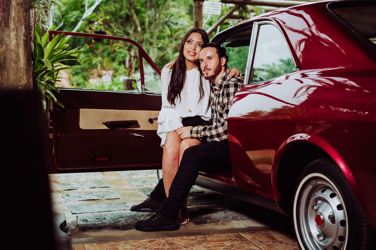 Namorar no carro... Pre-Casamento Carla Mariane e Tiago. Sítio Pontal das Águas, Albertina. Fotografia de Eduardo Pasqualini, fotógrafo de casamentos e ensaios em Rio do Sul, Santa Catarina.