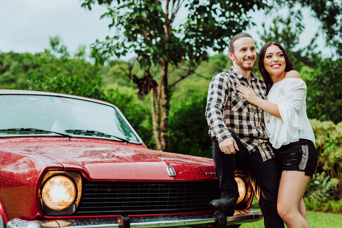 Nosso velho carro. Pre-Casamento Carla Mariane e Tiago. Sítio Pontal das Águas, Albertina. Fotografia de Eduardo Pasqualini, fotógrafo de casamentos e ensaios em Rio do Sul, Santa Catarina.