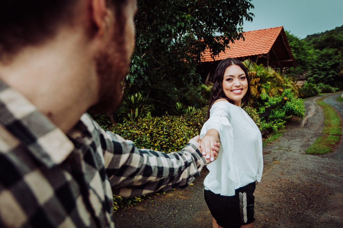 Me acompanha... Pre-Casamento Carla Mariane e Tiago. Sítio Pontal das Águas, Albertina. Fotografia de Eduardo Pasqualini, fotógrafo de casamentos e ensaios em Rio do Sul, Santa Catarina.