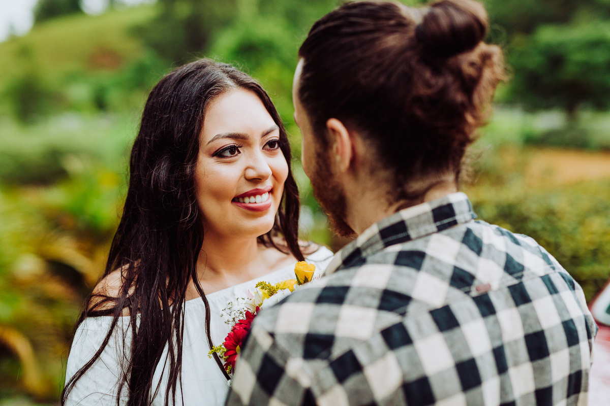 Eu olho você... Pre-Casamento Carla Mariane e Tiago. Sítio Pontal das Águas, Albertina. Fotografia de Eduardo Pasqualini, fotógrafo de casamentos e ensaios em Rio do Sul, Santa Catarina.