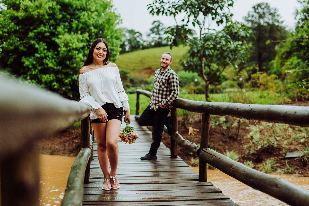 Casal na ponte rústica. Pre-Casamento Carla Mariane e Tiago. Sítio Pontal das Águas, Albertina. Fotografia de Eduardo Pasqualini, fotógrafo de casamentos e ensaios em Rio do Sul, Santa Catarina.