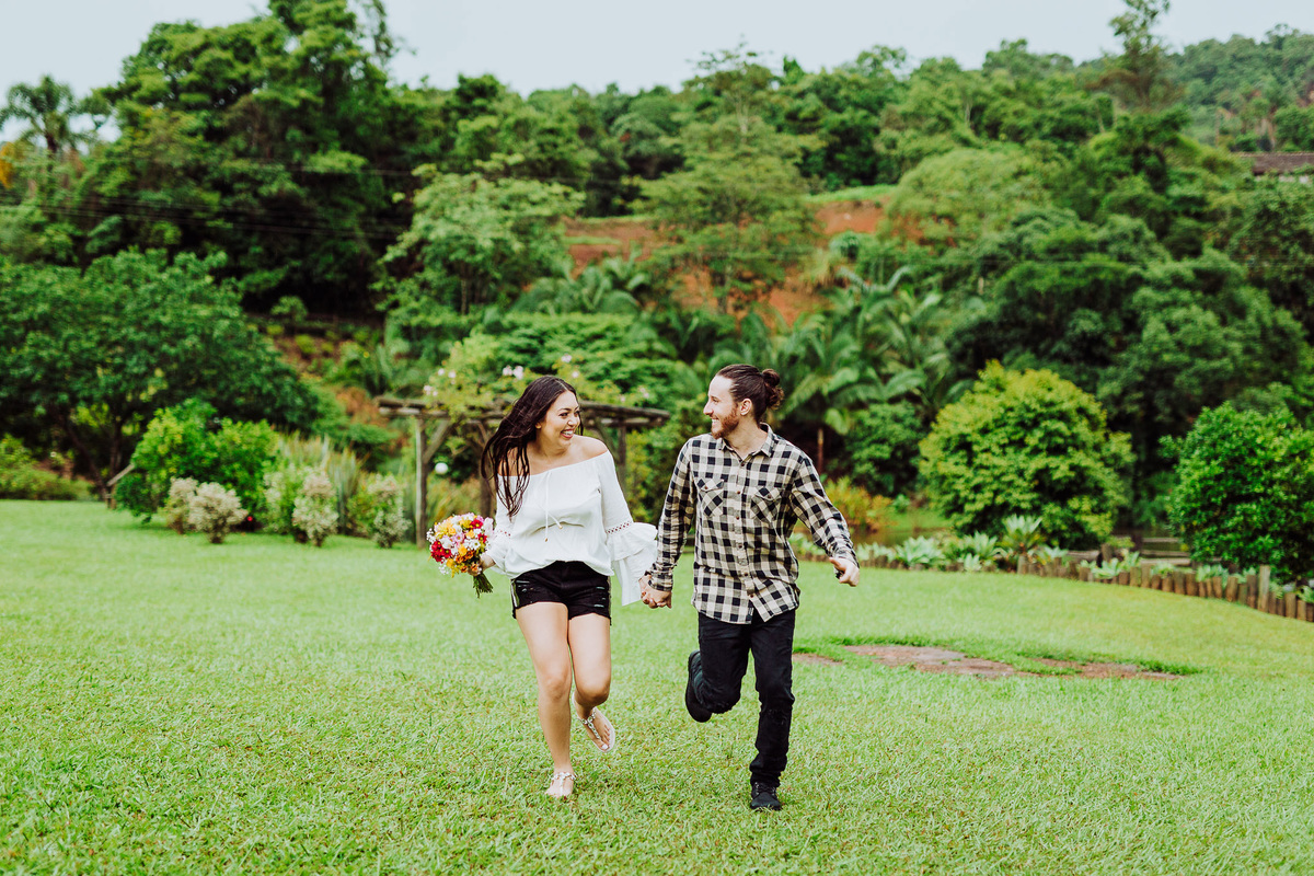 Correndo em busca da felicidade. Pre-Casamento Carla Mariane e Tiago. Sítio Pontal das Águas, Albertina. Fotografia de Eduardo Pasqualini, fotógrafo de casamentos e ensaios em Rio do Sul, Santa Catarina.