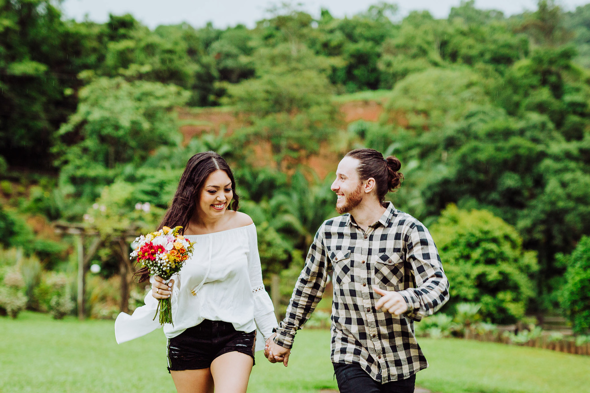 Correr pode sempre é divertido. Pre-Casamento Carla Mariane e Tiago. Sítio Pontal das Águas, Albertina. Fotografia de Eduardo Pasqualini, fotógrafo de casamentos e ensaios em Rio do Sul, Santa Catarina.