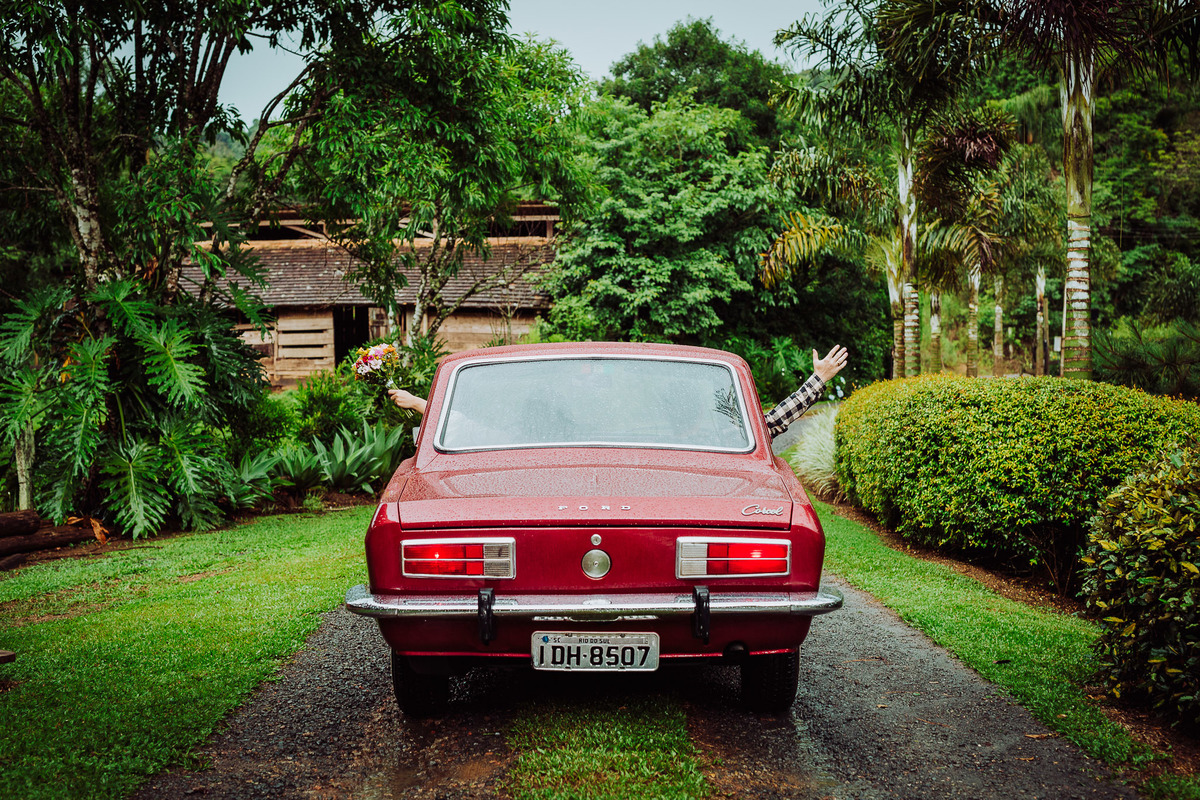 Seguimos nosso caminho com nosso Ford Corcel. Pre-Casamento Carla Mariane e Tiago. Sítio Pontal das Águas, Albertina. Fotografia de Eduardo Pasqualini, fotógrafo de casamentos e ensaios em Rio do Sul, Santa Catarina.