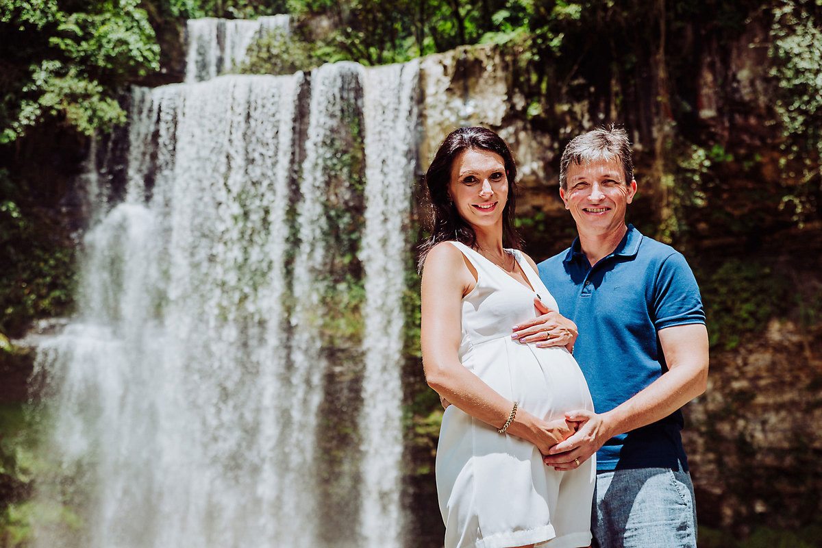 Casal de grávidos. Ensaio Gestante Ângela e Anderson, Gestação Davi. Cachoeira Trombudo Central. Fotografia de Eduardo Pasqualini, fotógrafo de casamentos e ensaios em Rio do Sul, Santa Catarina.