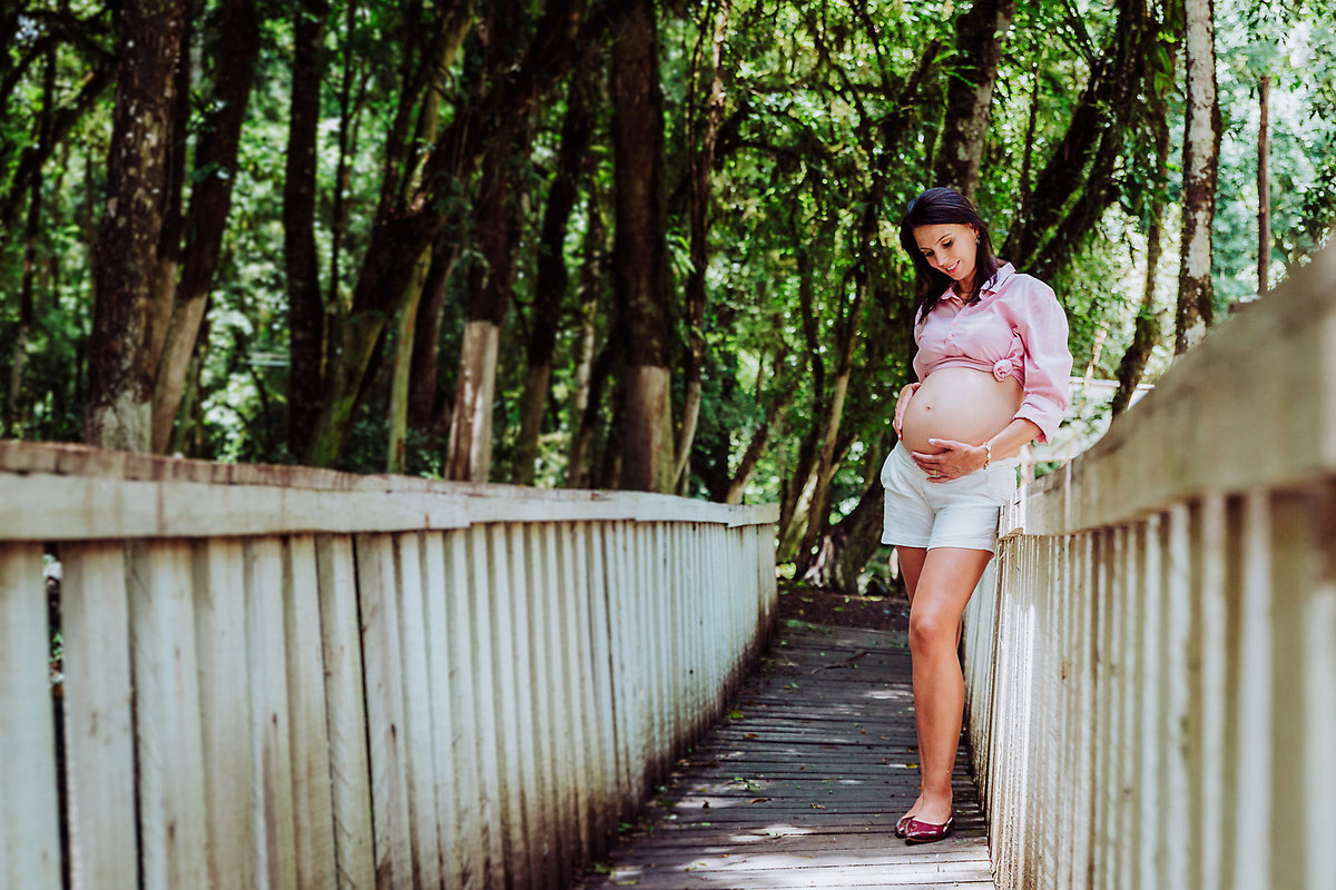 Linda barriga de gestação. Ensaio Gestante Ângela e Anderson, Gestação Davi. Cachoeira Trombudo Central. Fotografia de Eduardo Pasqualini, fotógrafo de casamentos e ensaios em Rio do Sul, Santa Catarina.